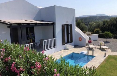 Kirianna Villa | Cozy Villa with Pool and Parasol in Kirianna