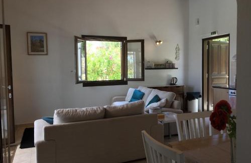 Kirianna Villa | Cozy Villa with Pool and Parasol in Kirianna