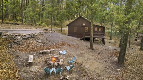 Kabletown Ski Chalet | Cozy w Fire Pit Grill Deck Screened Porch WiFi