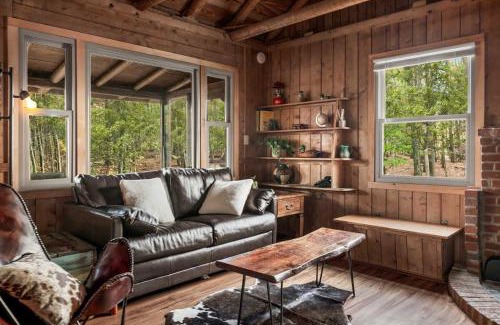 Kabletown Ski Chalet | Cozy w Fire Pit Grill Deck Screened Porch WiFi