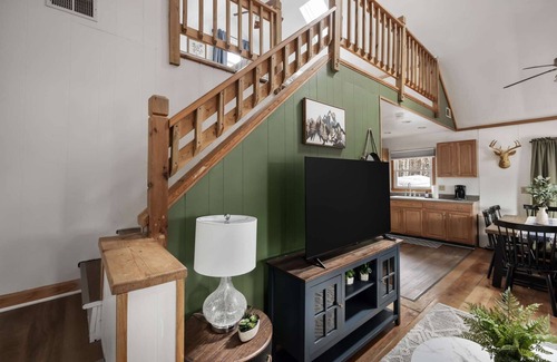 Kirby Ski Chalet | Cozy w Hot Tub, Fire Pit, Wifi, Grill, Deck & Pets