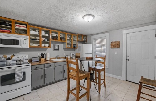 Manchester Apartment | Cozy & Warm 2nd Flr Mid Term Rental