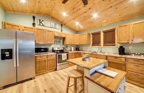Waverly Cabin | Cozy Waverly Cabin w/Fireplace & Deck!