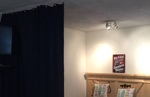 Mammoth Spring Cabin | Cozy weekend get-a-way cabin within walking distance from State park.