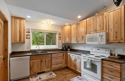 West Glacier Cottage | Cozy West Glacier Cabin*1.5 Mile GNP* 5-Star Host