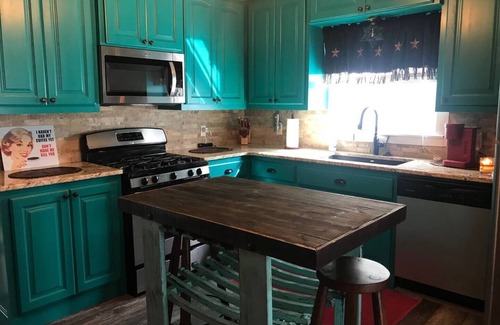 Eufaula Cottage | Cozy western cabin cottage with tons of entertaining space by marina in Eufaula!