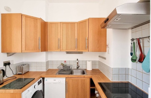 Wimbledon Park Apartment | Cozy Wimbledon Flat Walk to Tube, Park & Tennis! | Pass The Keys