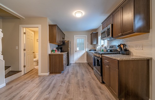 Rochester House | Cozy~Winton Village~King~Short walk to restaurants