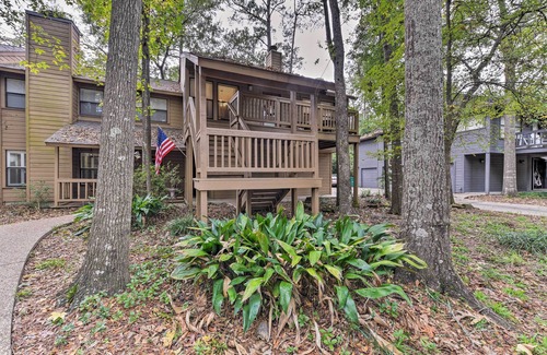 Grogan's Mill Apartment | Cozy Woodlands Townhome w/Deck Near Market Street