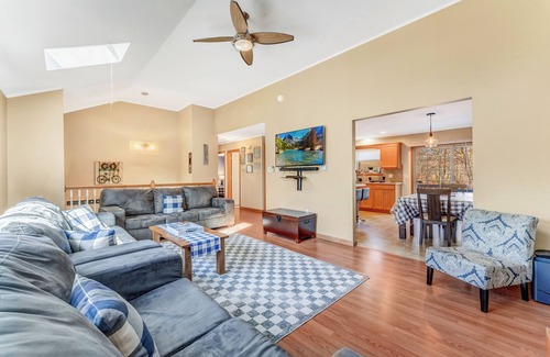 Mount Pocahontas House | CozyPoCoNoGetawaySecluded Home with Hot TUB, Fast Wi-FI, pet friendly