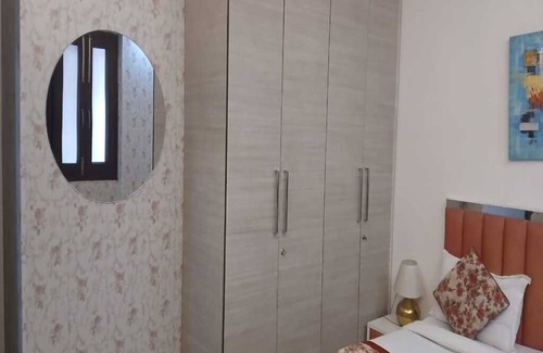 Safdarjung Enclave Hotel | CozyRoom in lovely New Delhi with WiFi, AC