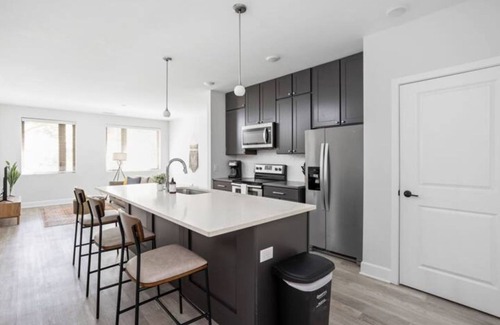 Meridian-Kessler Apartment | CozySuites at Meridian Kessler