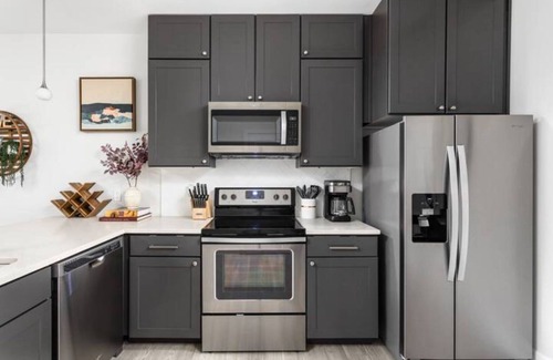 Meridian-Kessler Apartment | CozySuites at Meridian Kessler