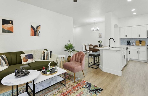 Glendale Sports and Entertainment District Apartment | CozySuites Glendale by the stadium w/pool! 06