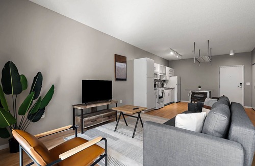 Mill District Apartment | CozySuites Mill District with pool, gym #12
