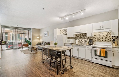 Mill District Apartment | CozySuites Mill District with pool, gym #02