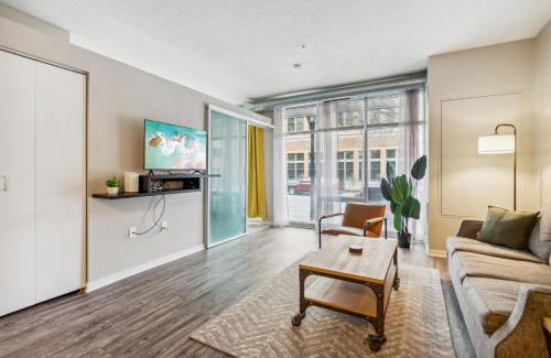 Mill District Apartment | CozySuites Mill District with pool, gym #02