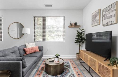 Meridian-Kessler Apartment | CozySuites Modern Studio in Meridian Kessler