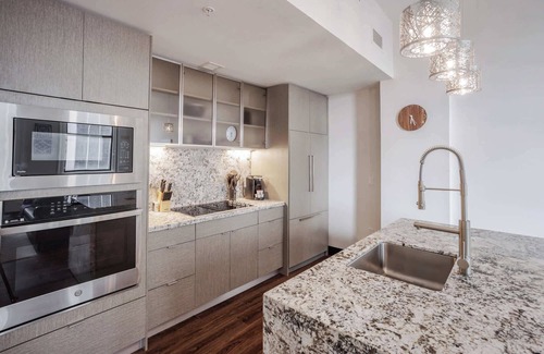 Downtown Cincinnati Apartment | CozySuites Sky Central #6