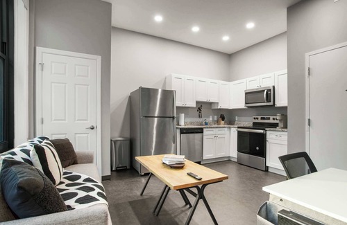 Cultural District Apartment | CozySuites Stunning 1BR in Downtown Pitts 40