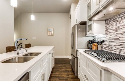 Old East Dallas House | Cozysuites Uptown 3BR King Beds Skyline View