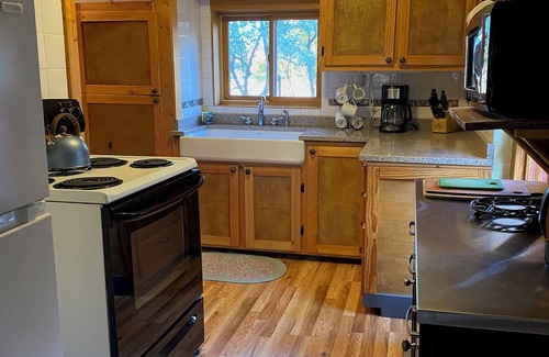 Livingston Cabin | Crabapple Cabin-Secluded Cabin on the Banks of the Yellowstone River