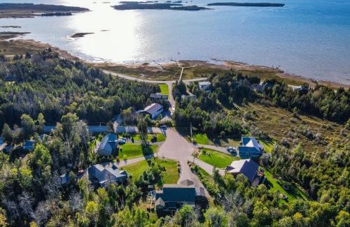 South Bruce Peninsula House | Craftsman Cottage With Hot Tub Near Beach