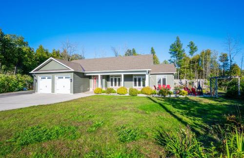 South Bruce Peninsula House | Craftsman Cottage With Hot Tub Near Beach