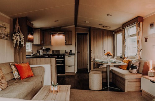 Ayr Cabin | Craig Tara Close to Beach Dog Friendly Free Wifi