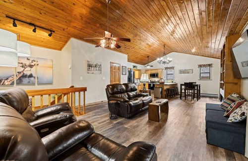 Sylva Cabin | Crashing Creek Cabin: Hot tub/Mtn Views/King