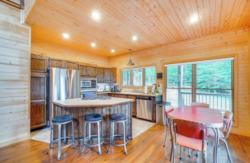 Muddy Pond Cottage | Crawford Cottage w/Fireplace & Mountain Views!