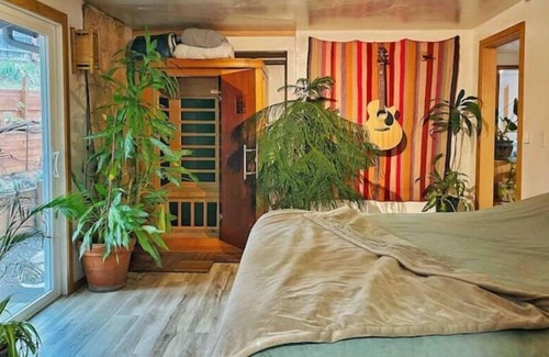 Cottage Grove House | Creative Retreat with Sauna - Jungle Farm House
