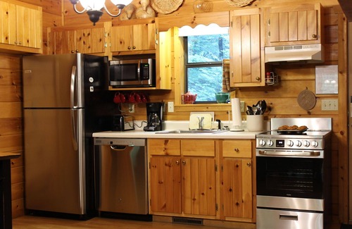 Andrews Cabin | Creek Front Mountain Cabin with Jacuzzi.