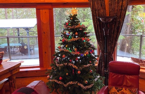 Crawford Bay Cabin | Creek side log cabin in the woods -dog friendly