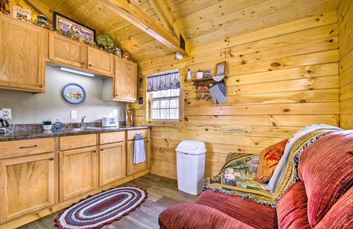 Florence Cabin | Creek Views & Grill: Idyllic Florence Cabin