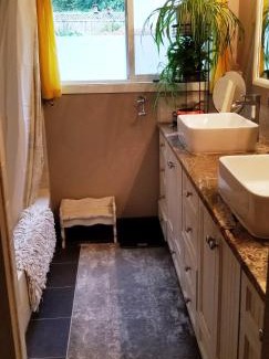 Thurston House | Creekside Bed and Breakfast Guest Room