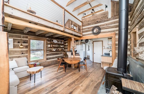 Amherst Cabin | Creekside Cabin w/Wood Stove | Unplugged Getaway