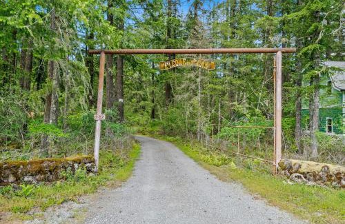 Paradise Estates House | Creekside Cabin with Hot Tub-Fireplace-Pool Table