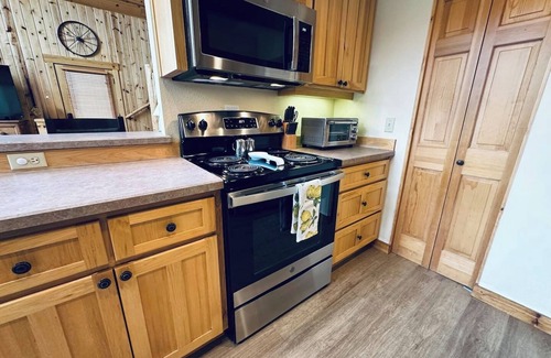 Redmond Ski Chalet | Creekside Chalet with private hot tub