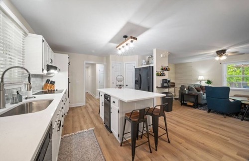 Sunset Road House | Creekside cottage~hot tub~park