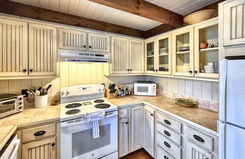 Scaly Mountain Cabin | Creekside,firepit,wood stove,family&dog friendly,covered deck dining