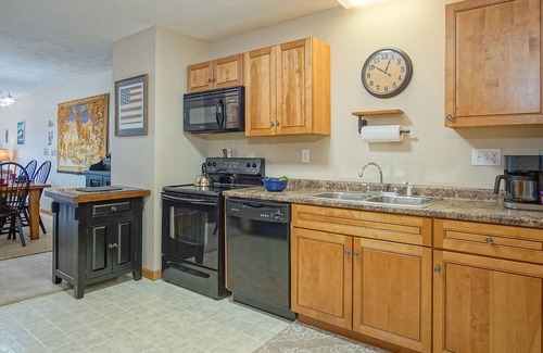 Snowshoe House | Creekside G28: 2 Story Townhome, 3 bedroom, 3 full Bath, Hot tub on private deck.