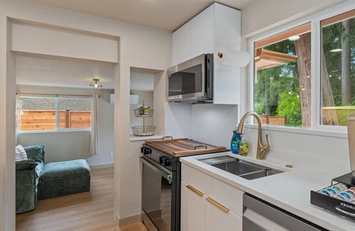 Lake Forest Park Cottage | Creekside Luxury Oasis King Bed, Wifi & AC