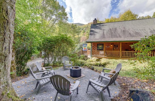 Cataloochee Ranch House | Creekside Maggie Valley Cabin 2 Mi to Skiing!
