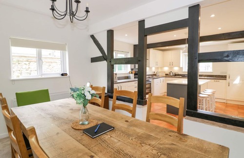 Broadwas Cottage | CREWS HILL HOUSE, character holiday cottage, with hot tub in Alfrick