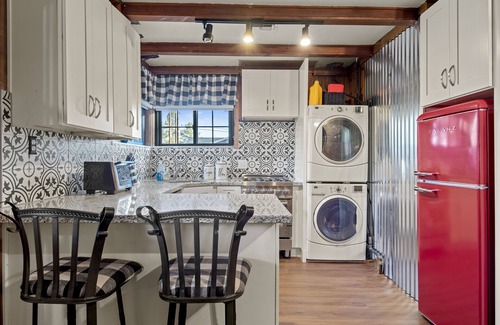 Flagstaff House | Crimson Bungalow w/AC, Fully Fenced Yard, 3 Smart TVs, W/D, Fast WiFi on Forest.