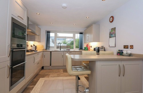Garn Fadryn House | CRIW NEWYDD, pet friendly, with open fire in Sarn Meyllteyrn