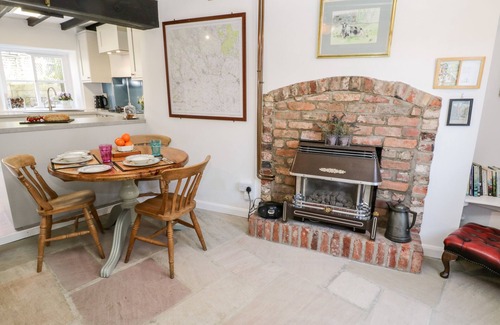 Kirkbymoorside Cottage | CROOKED COTTAGE, pet friendly, with open fire in Kirkbymoorside