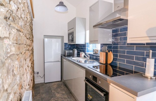 Ammanford Cottage | CROOKED HILL COTTAGE, pet friendly, with hot tub in Ammanford