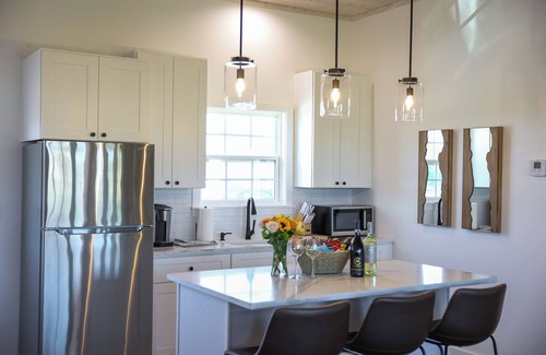 Fredericksburg Cottage | Cross Mountain Cottages 7 | Ensuite Baths & Porch